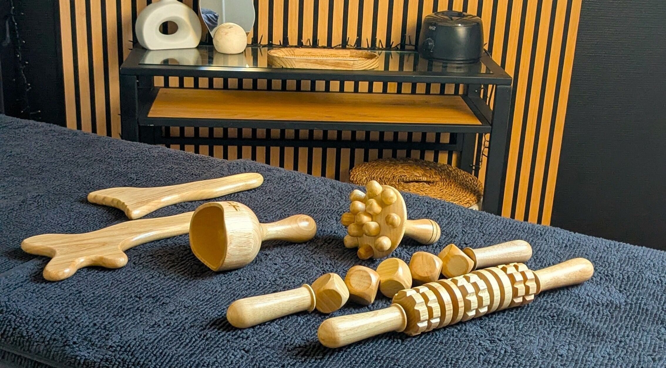 Outils de massage en bois chez Blue Moon Institut à Lorient, Bretagne, FR.