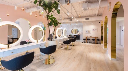 Interior moderno del salón Pelu Mary en Madrid, Comunidad De Madrid, ES, con espejos circulares y sillas elegantes.