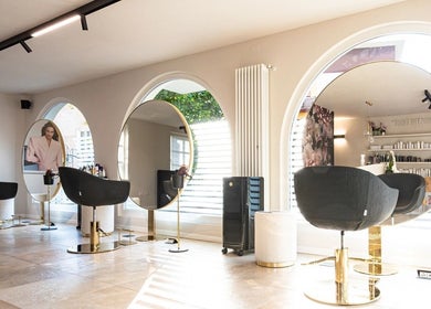 Interior moderno de Pelu Mary en Madrid, Comunidad De Madrid, ES con espejos y sillas elegantes.