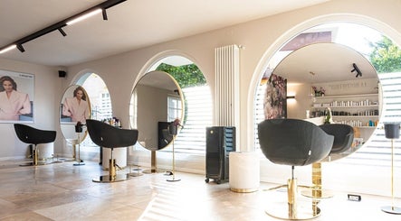 Interior moderno de Pelu Mary en Madrid, Comunidad De Madrid, ES con espejos y sillas elegantes.
