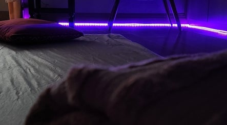 Ambiente acolhedor com luzes suaves em Bem estar com Rilary Cano e Davi Moy, São Paulo, São Paulo, BR.
