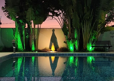 Piscina iluminada ao entardecer no Bem estar com Rilary Cano e Davi Moy, São Paulo, São Paulo, BR.