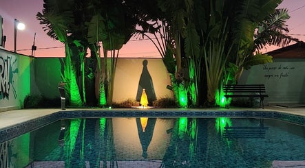 Piscina iluminada ao entardecer no Bem estar com Rilary Cano e Davi Moy, São Paulo, São Paulo, BR.