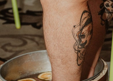 Detalhe de perna tatuada em tratamento relaxante no Bem estar com Rilary Cano e Davi Moy, São Paulo, São Paulo, BR.