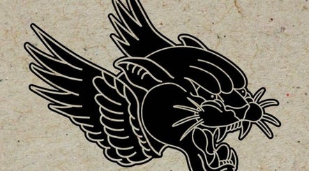Logo estilizado de Pantera Dorada Estudio en Caracas, Miranda, VE, mostrando una pantera alada.