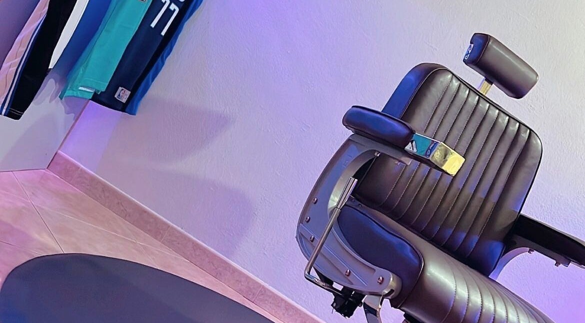 Sedia da barbiere elegante a Matt Barbershop, Castelsardo, Sardegna, IT.