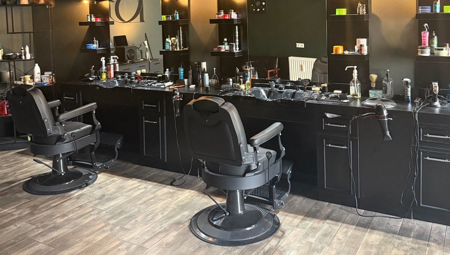 Moderne Friseurstühle und stilvolle Einrichtung bei BG Hairstyle in Wels, Oberösterreich, AT.