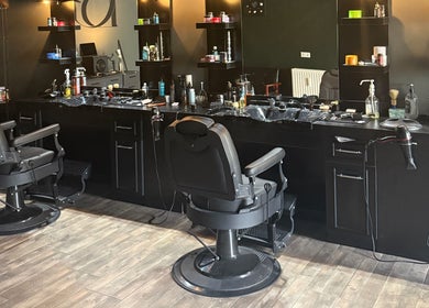 Moderne Friseurstühle und stilvolle Einrichtung bei BG Hairstyle in Wels, Oberösterreich, AT.