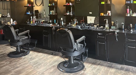 Moderne Friseurstühle und stilvolle Einrichtung bei BG Hairstyle in Wels, Oberösterreich, AT.