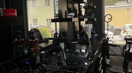 Moderne Friseurstation bei BG Hairstyle in Wels, Oberösterreich, AT, mit stilvollem Spiegel und Produkten.