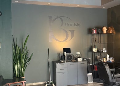 Innenbereich von BG Hairstyle in Wels, Oberösterreich, AT mit stilvollem Dekor und modernen Möbeln.