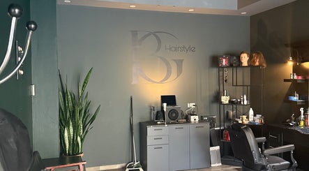Innenbereich von BG Hairstyle in Wels, Oberösterreich, AT mit stilvollem Dekor und modernen Möbeln.