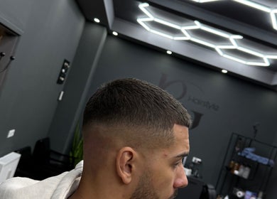 Moderner Haarschnitt bei BG Hairstyle, Wels, Oberösterreich, AT. Stilvolle, gepflegte Frisur im urbanen Salon.