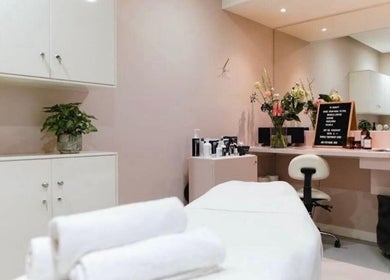 Relaxing massage room at Day & Night Massage De Pijp, Amsterdam, Noord-Holland, NL, with elegant decor and soft lighting.