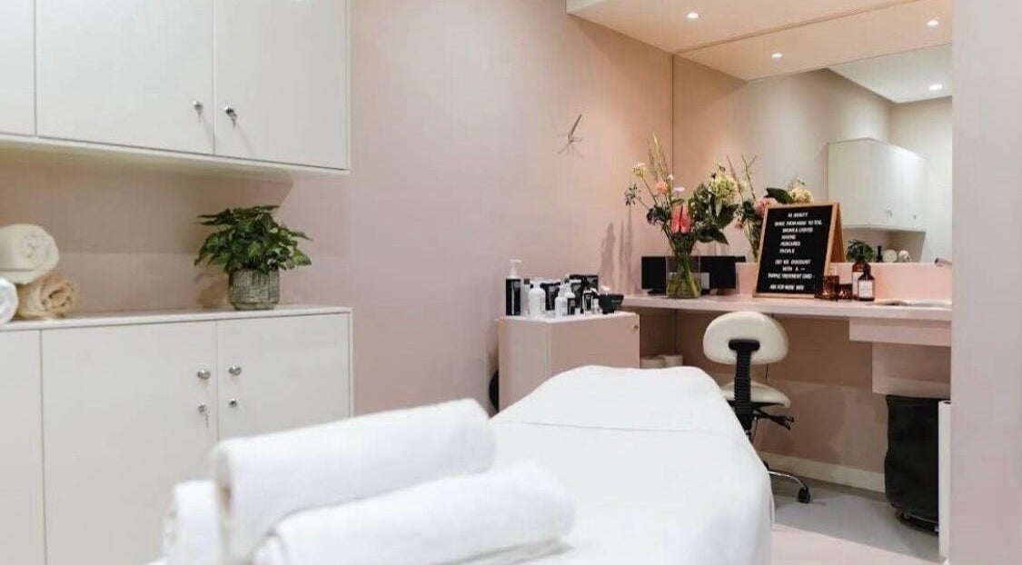 Relaxing massage room at Day & Night Massage De Pijp, Amsterdam, Noord-Holland, NL, with elegant decor and soft lighting.