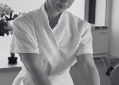 Massage therapist at Day & Night Massage De Pijp in Amsterdam, Noord-Holland, NL providing a calming session.