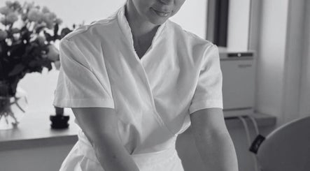 Massage therapist at Day & Night Massage De Pijp in Amsterdam, Noord-Holland, NL providing a calming session.