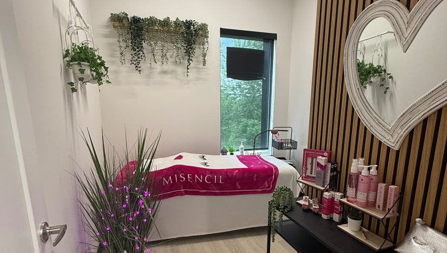 Salle de soins relaxante au Salon La Mézanine à Saint-lazare, Québec, CA avec décoration naturelle et cosmétiques.