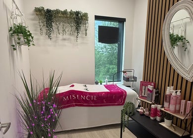 Salle de soins relaxante au Salon La Mézanine à Saint-lazare, Québec, CA avec décoration naturelle et cosmétiques.