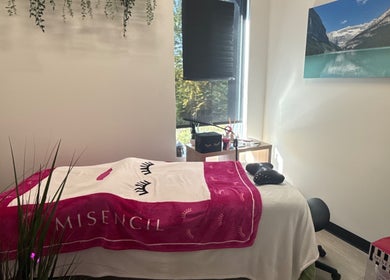 Salle de soin relaxante au Salon La Mézanine, Saint-lazare, Québec, CA, avec lumière naturelle apaisante.