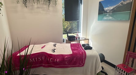 Salle de soin relaxante au Salon La Mézanine, Saint-lazare, Québec, CA, avec lumière naturelle apaisante.