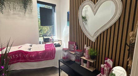 Chambre de soin paisible à Salon La Mézanine, Saint-lazare, Québec, CA, avec décor élégant et produits de beauté.