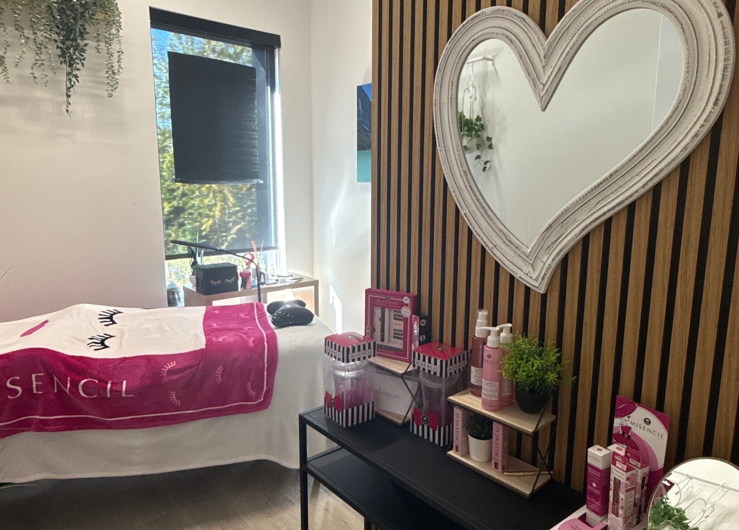 Salle de soin élégante chez Salon La Mézanine, Saint-lazare, Québec, CA, avec miroir cœur et décor raffiné.