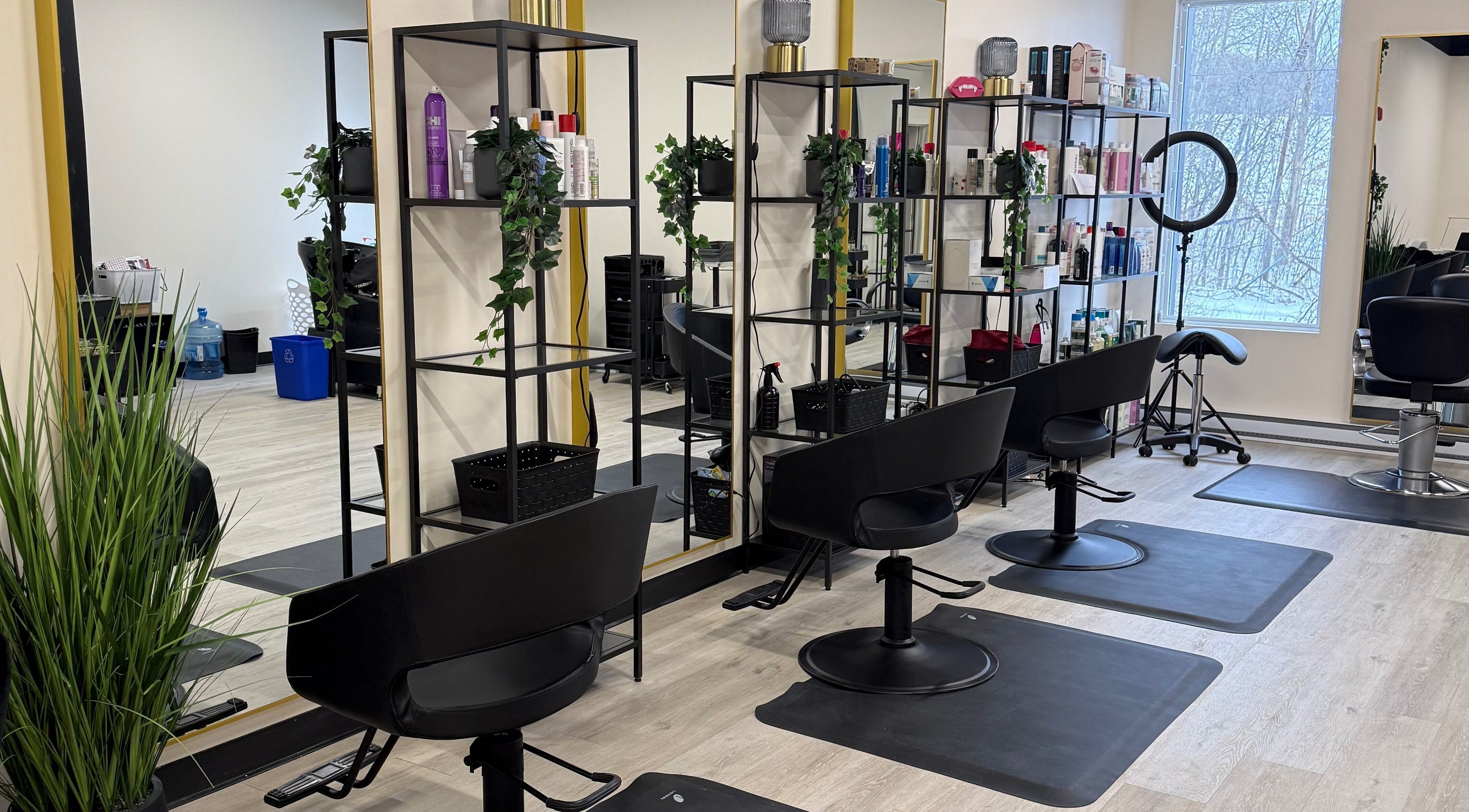 Intérieur moderne du Salon La Mézanine à Saint-lazare, Québec, CA avec chaises et miroirs élégants.