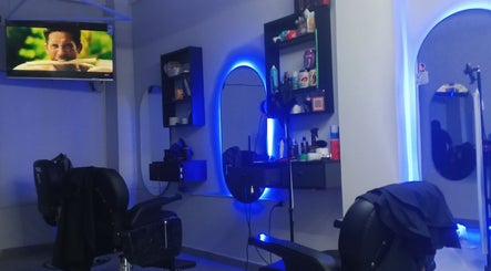 Interior moderno de FUSSION BARBER en Santa Cruz De La Sierra, BO con sillas y espejo iluminado.