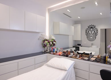 Elegant beauty room at Art Glam, Riyadh, Riyadh Province, SA, with modern decor and makeup essentials.