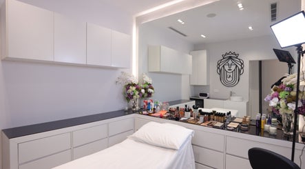 Elegant beauty room at Art Glam, Riyadh, Riyadh Province, SA, with modern decor and makeup essentials.
