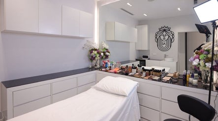 Elegant beauty treatment room at Art Glam in Riyadh, Riyadh Province, SA, showcasing modern decor and amenities.
