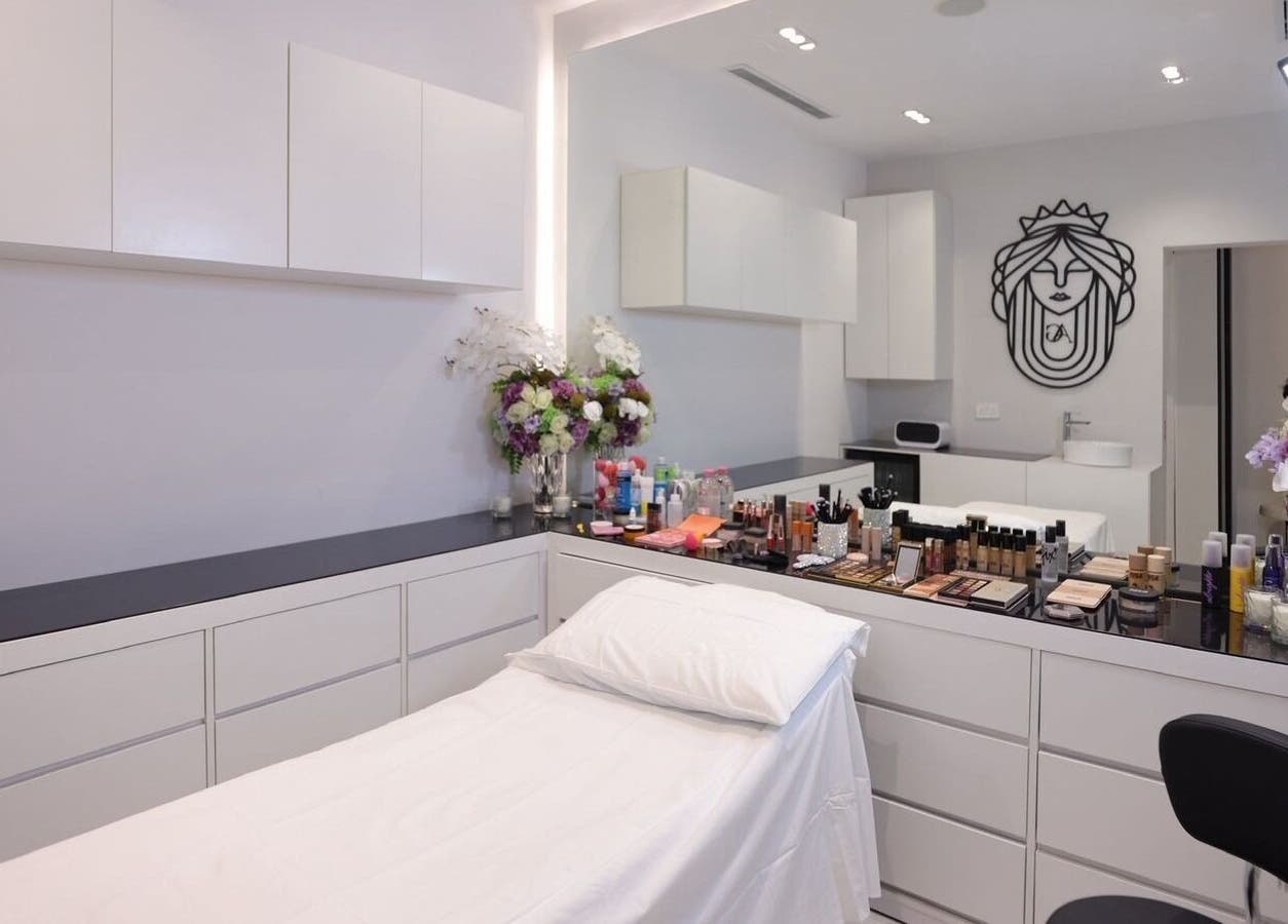 Cozy beauty treatment room at Art Glam, Riyadh with makeup essentials and floral decor.