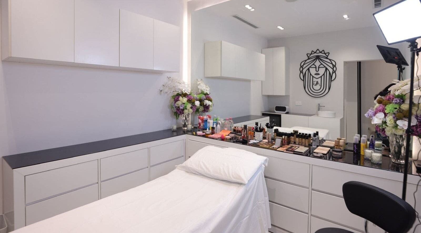 Cozy beauty treatment room at Art Glam, Riyadh with makeup essentials and floral decor.