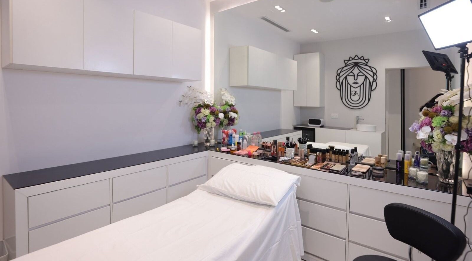 Cozy beauty treatment room at Art Glam, Riyadh with makeup essentials and floral decor.