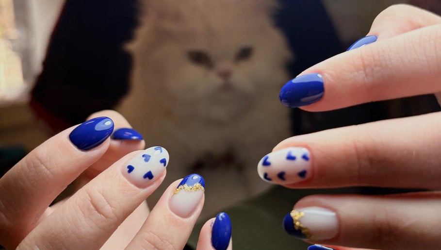 Elegant blue and white nail art design at Kittynails.Budapest, Budapest, Magyar, HU.