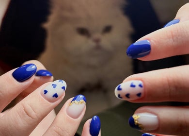 Elegant blue and white nail art design at Kittynails.Budapest, Budapest, Magyar, HU.