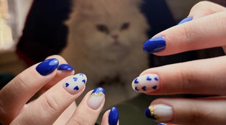 Elegant blue and white nail art design at Kittynails.Budapest, Budapest, Magyar, HU.