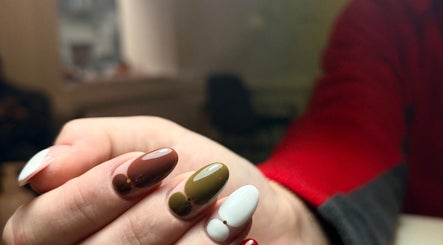 Close-up of chic nail art at Kittynails.Budapest, Budapest, Magyar, HU, showcasing sleek, multicolored designs.
