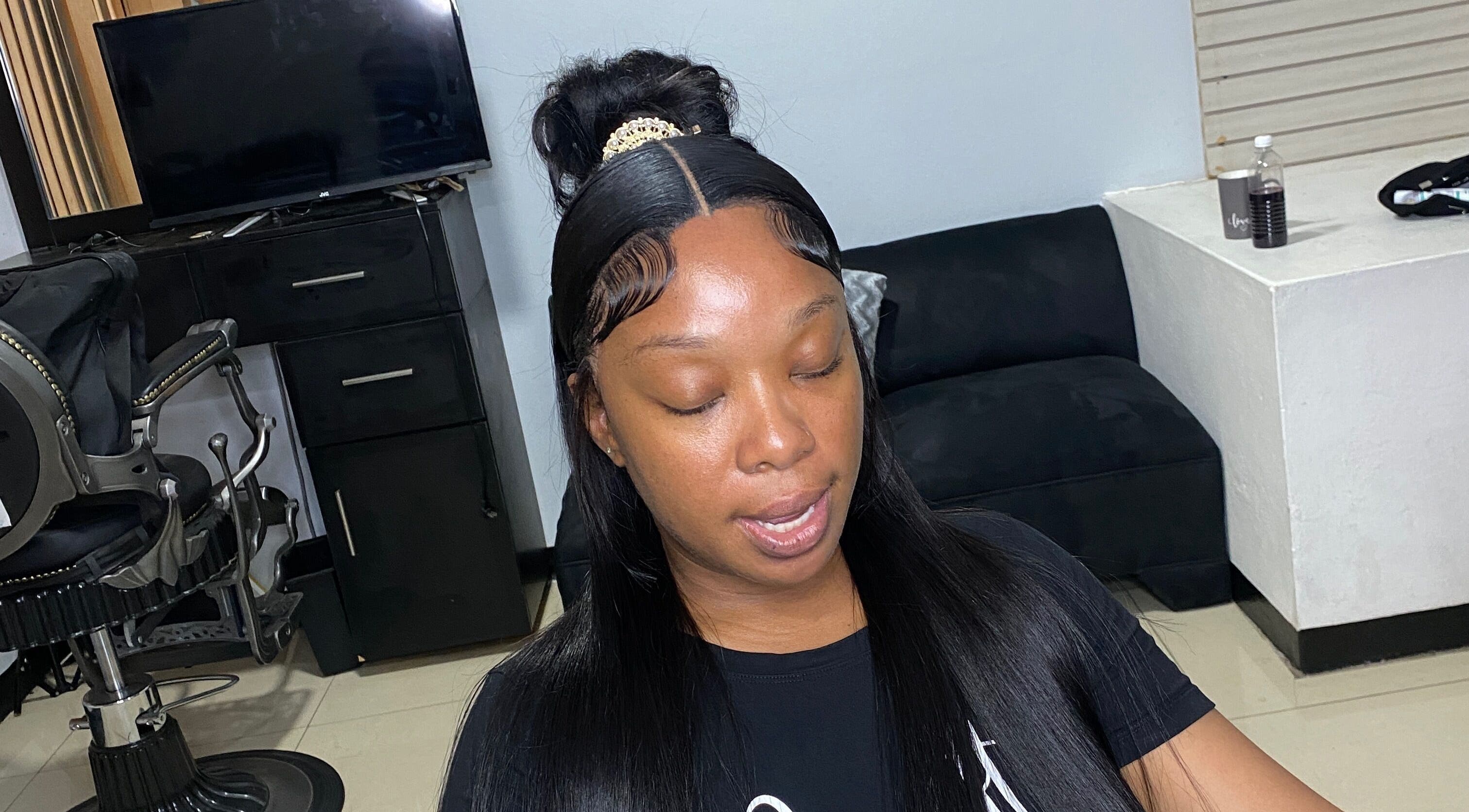 Woman with styled hair at HAIRBYDAE98 salon in Kingston, JM, showcasing professional beauty services.