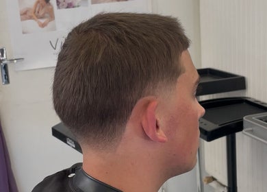 Vue latérale d'une coupe nette chez Mattys French Barber, Saint-pierre-d'eyraud, Nouvelle-aquitaine, FR.