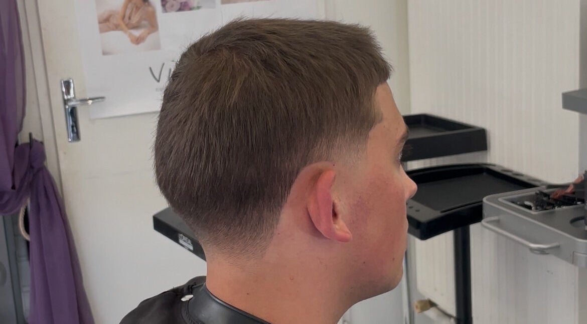 Vue latérale d'une coupe nette chez Mattys French Barber, Saint-pierre-d'eyraud, Nouvelle-aquitaine, FR.