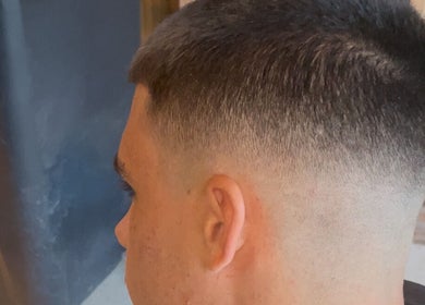 Dégradé moderne réalisé chez Mattys French Barber, Saint-pierre-d'Eyraud, Nouvelle-aquitaine, FR.