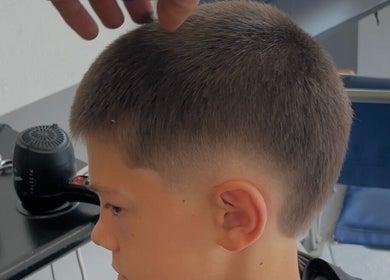Coiffure soignée à Mattys French Barber, Saint-pierre-d'eyraud, Nouvelle-aquitaine, FR.