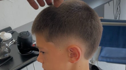 Coiffure soignée à Mattys French Barber, Saint-pierre-d'eyraud, Nouvelle-aquitaine, FR.