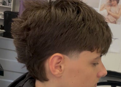 Coiffure moderne chez Mattys French Barber à Saint-pierre-d'eyraud, Nouvelle-aquitaine, FR.