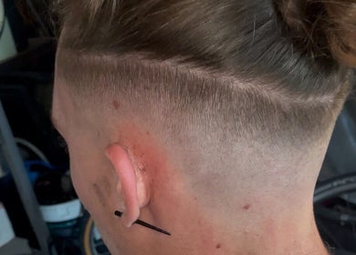 Coup de cheveux moderne à Mattys French Barber, Saint-pierre-d'eyraud, Nouvelle-aquitaine, FR.