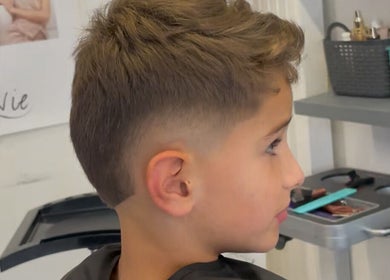 Jeune garçon avec coupe stylée chez Mattys French Barber, Saint-pierre-d'eyraud, Nouvelle-aquitaine, FR.