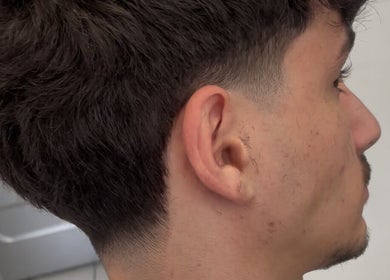 Coupe de cheveux moderne à Mattys French Barber, Saint-pierre-d'eyraud, Nouvelle-aquitaine, FR.