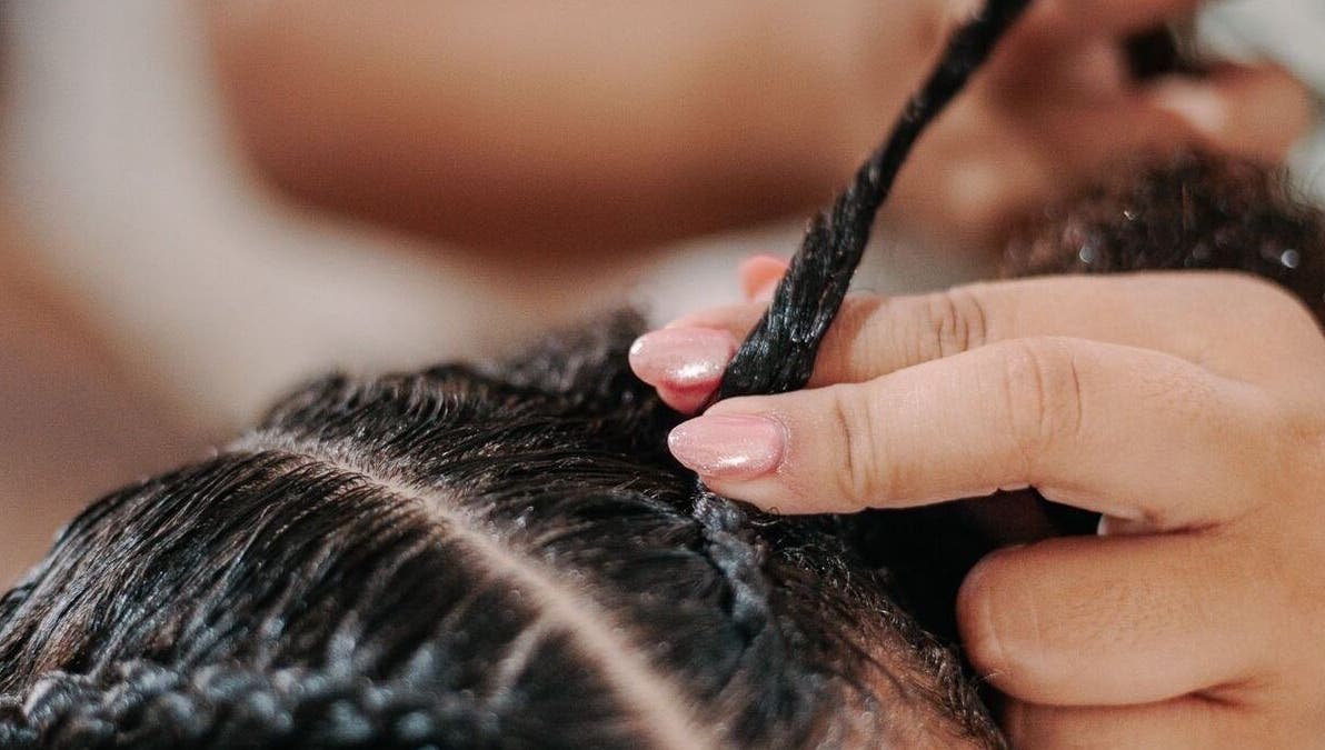 Tressage de cheveux à Precious’Pearl, Le Lamentin, Fort-de-France, MQ. Un soin capillaire professionnel et minutieux.